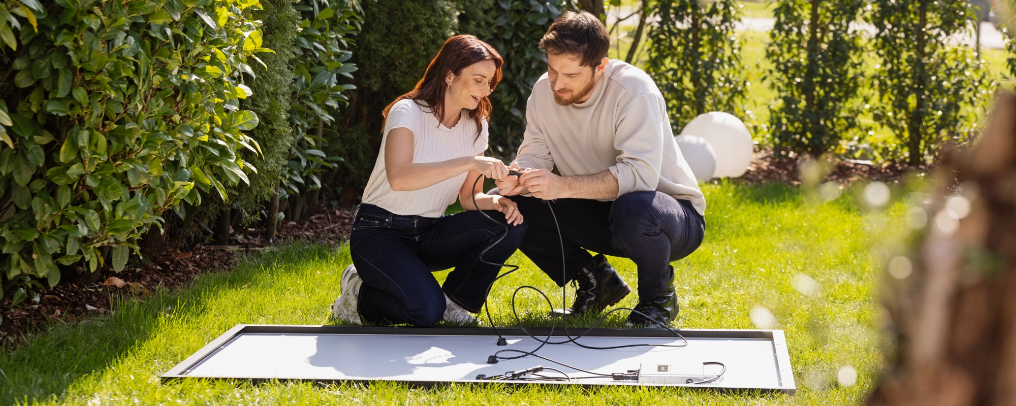Mikroinwerter EcoFlow Stream instalacja na panelu fotowoltaicznym