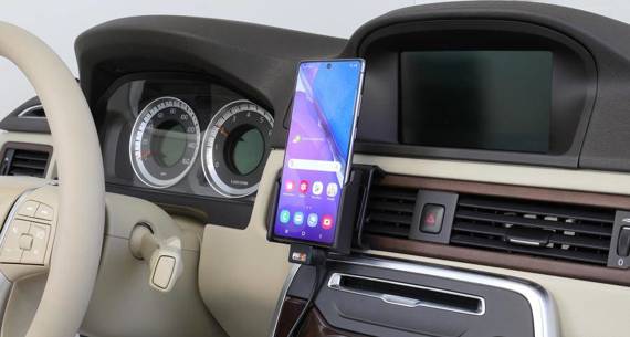 Uchwyt do Samsung Galaxy Note 20 z wbudowanym kablem USB oraz ładowarką samochodową.